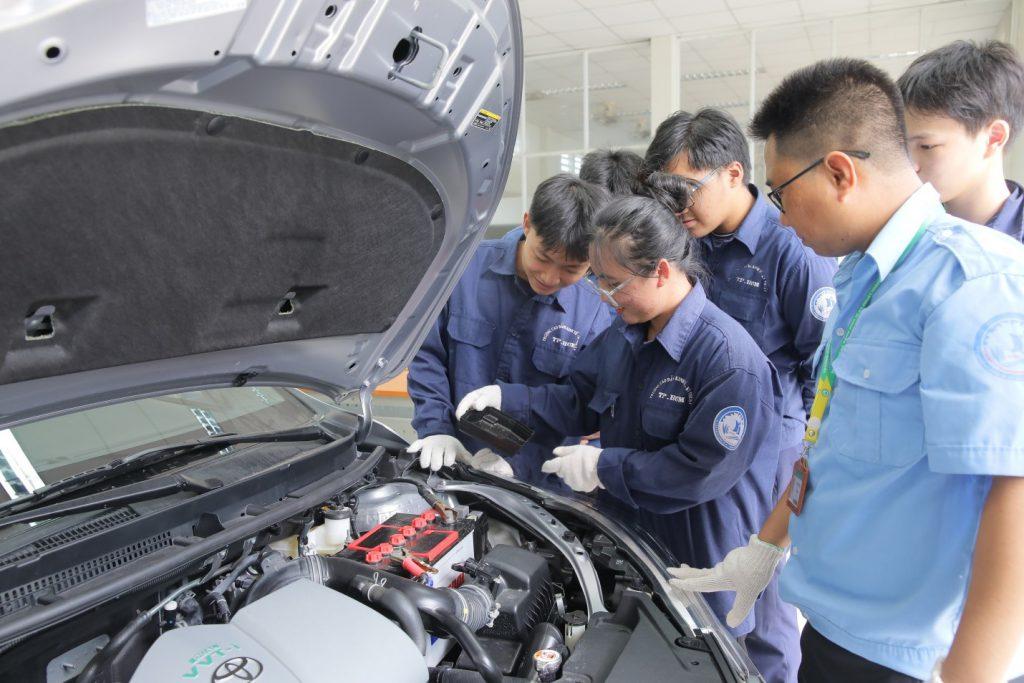 Ngành bảo trì và thay thế ô tô Ngành bảo trì và thay thế sửa chữa ô tô