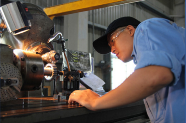 công nhân sửa chữa bảo trì