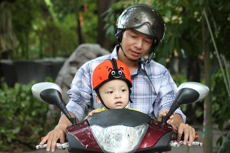 Bé tuổi gồm nên đội mũ bảo hiểm Bé tuổi bao gồm nên đội mũ bảo hiểm