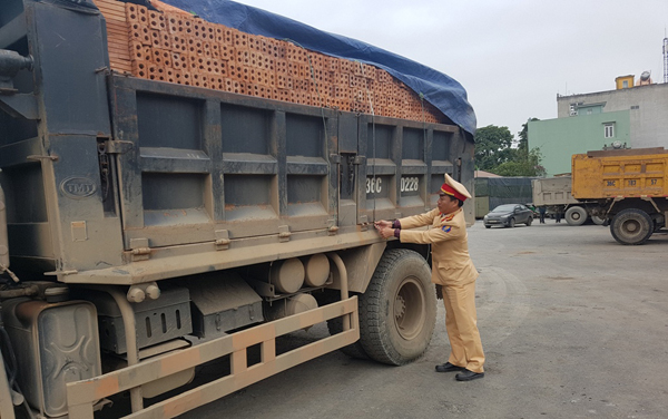 Xe chở quá cài đặt bị xử phạt bao nhiêu Xe chở quá tải bị xử phạt bao nhiêu